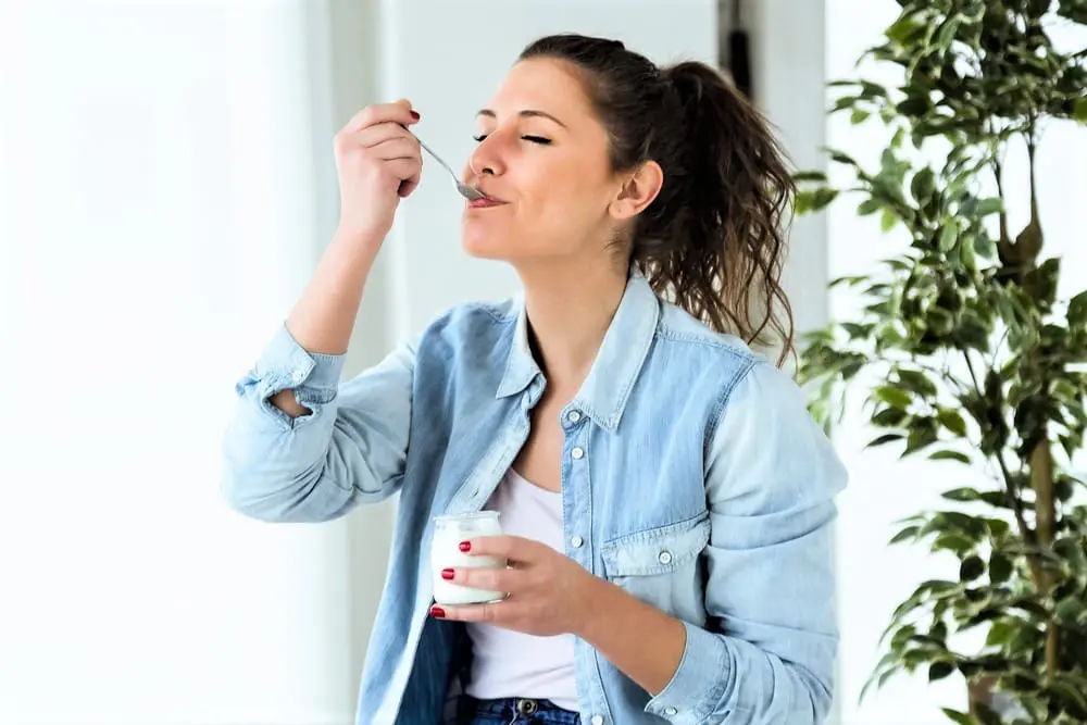 yogur bajo en grasa, 15 alimentos para el desayuno que pueden arruinar tu día