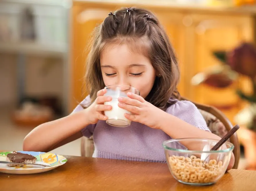 ¡10 alimentos que los padres nunca deben dar a sus hijos!