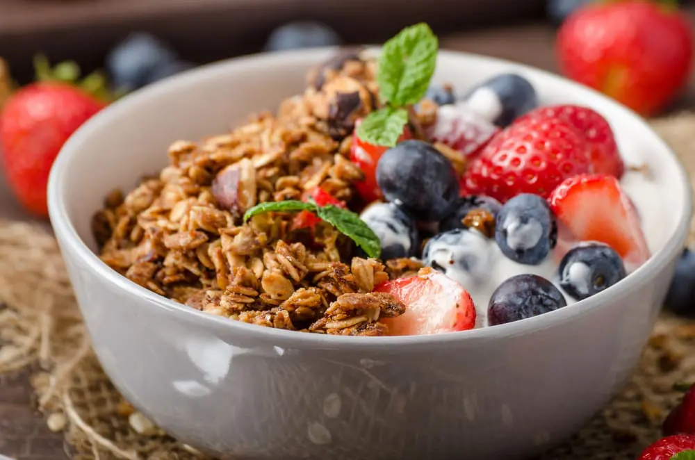 Granola, yaourt et myrtilles