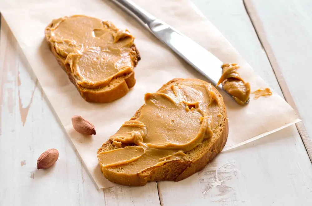 Nüsse und Nussbutter