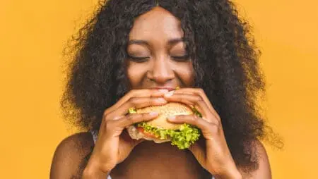 Jantar: 10 comidas que nunca deve comer à noite