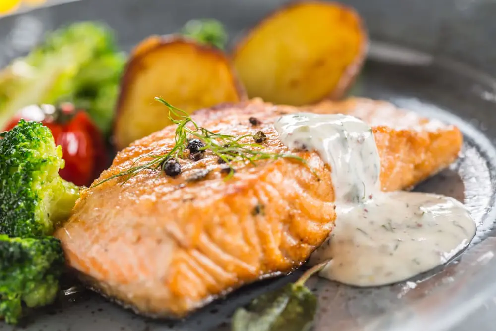 Salmón con patatas nuevas asadas y brécol carbonizado