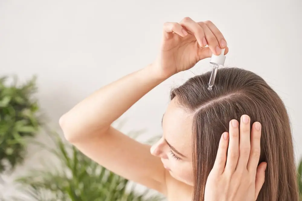 Como uso óleo de jojoba no meu cabelo?