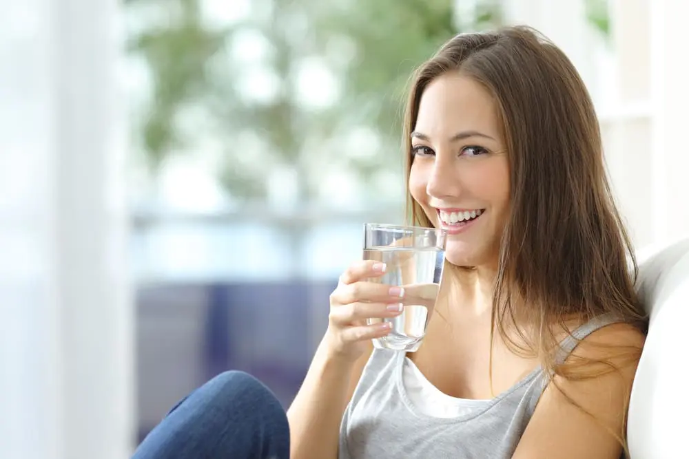 Por qué empiezo el día con un vaso de agua caliente