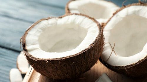 ココナッツオイル：18の健康効果と使用法
