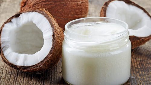 Huile de noix de coco : 17 bienfaits pour la santé et usages